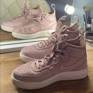 High top Air Force 1.